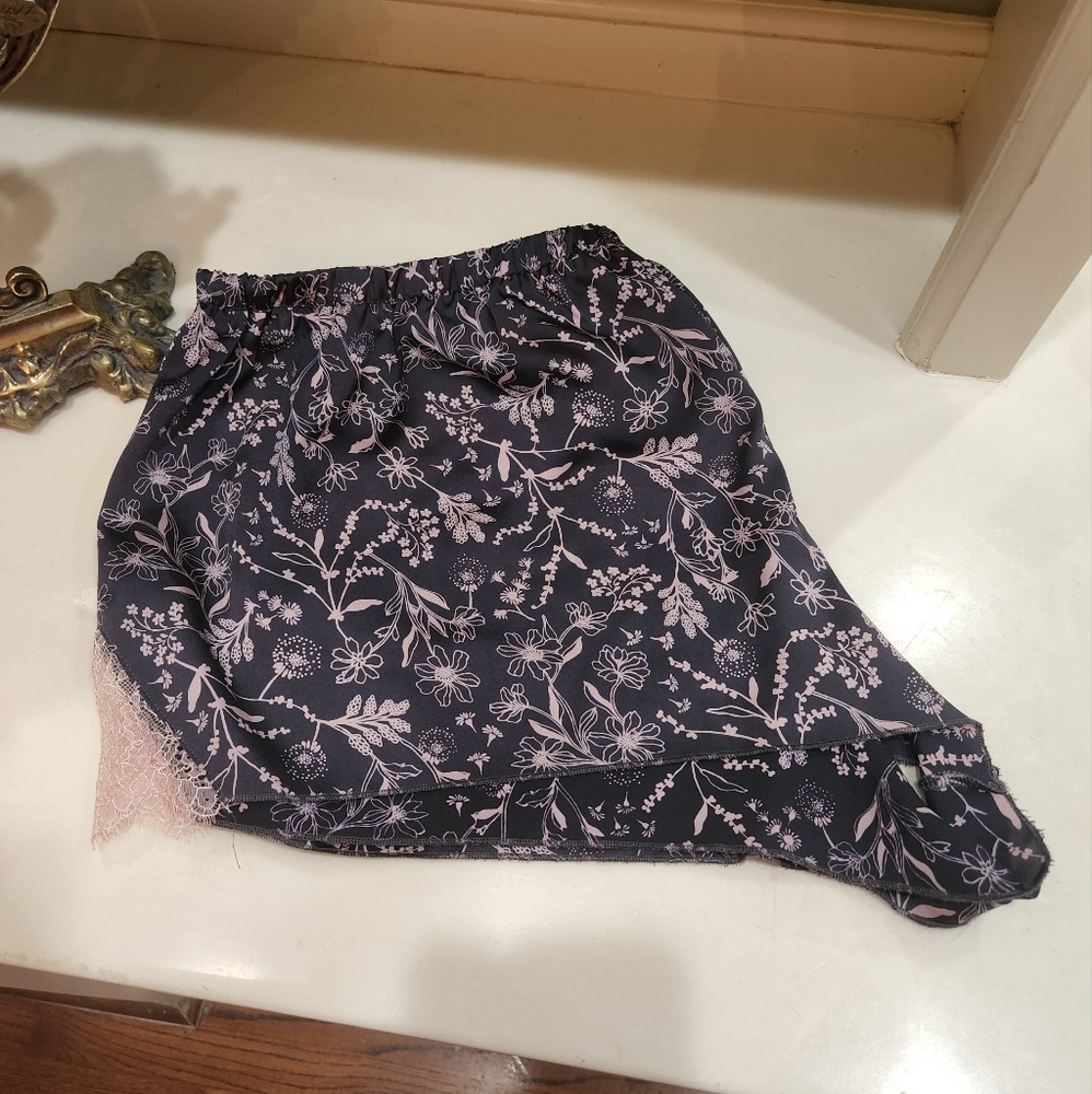 Victoria's Secret Sz XL Gray/Pink Lace Floral Pajama Shorts